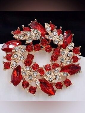 💎 NEW 💎 Red Crystal Wreath Brooch 💎